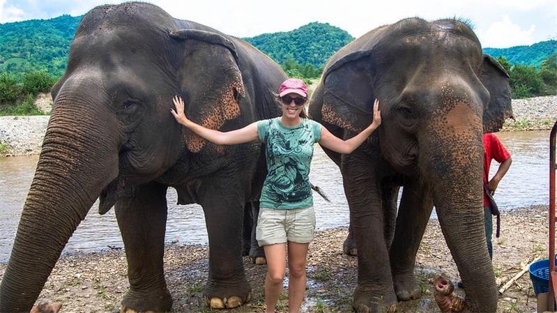 The best way to play with elephants in Thailand4
